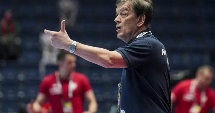 epa09704534 Russia's coach Velimir Petkovic reacts during the Men's European Handball Championship main round match between Poland and Russia in Bratislava, Slovakia, 23 January 2022. EPA/MARTIN DIVISEK