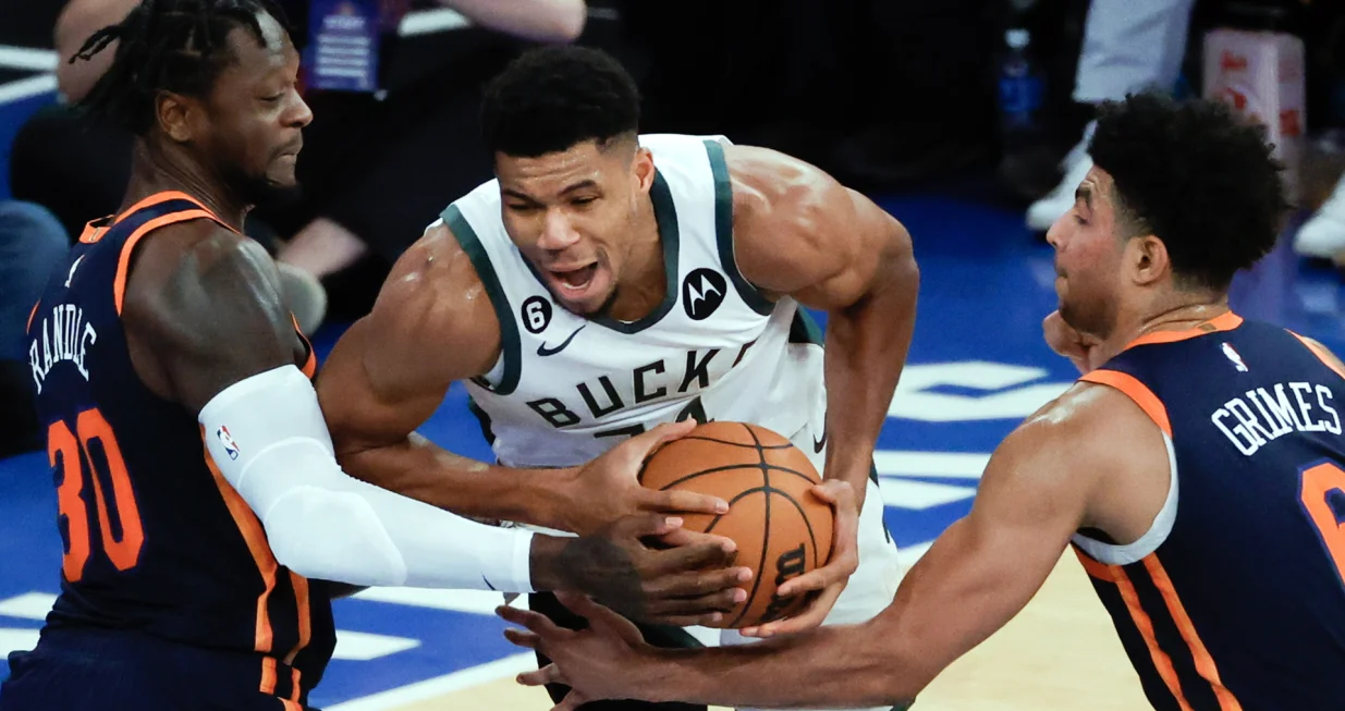 epa10340497 Milwaukee Bucks forward Giannis Antetokounmpo of Greece (C) in action against the New York Knicks forward Julius Randle (L) and teammate New York Knicks guard Quentin Grimes (R) in the second half of the NBA basketball game between the Milwaukee Bucks and the New York Knicks at Madison Square Garden in New York, New York, USA, 30 November 2022. EPA/JASON SZENES SHUTTERSTOCK OUT