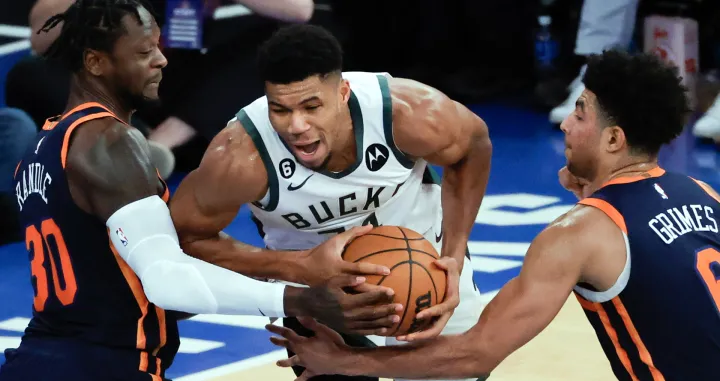 epa10340497 Milwaukee Bucks forward Giannis Antetokounmpo of Greece (C) in action against the New York Knicks forward Julius Randle (L) and teammate New York Knicks guard Quentin Grimes (R) in the second half of the NBA basketball game between the Milwaukee Bucks and the New York Knicks at Madison Square Garden in New York, New York, USA, 30 November 2022. EPA/JASON SZENES SHUTTERSTOCK OUT