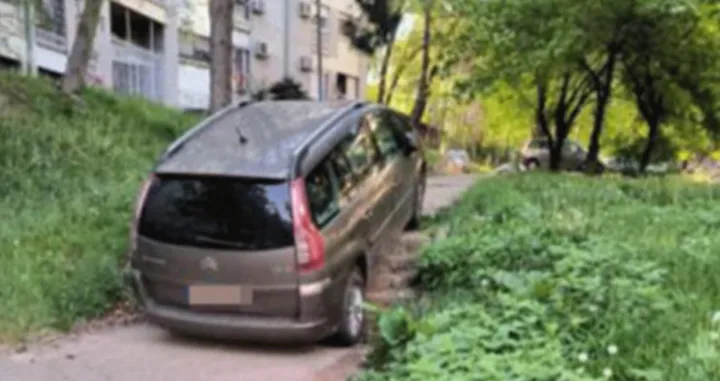 "Majstor" parkirao auto na stepenicama!/X