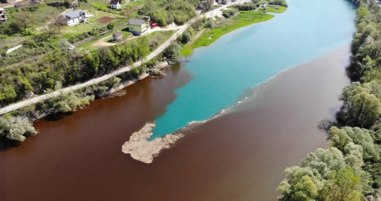 Horor na Jablaničkom jezeru, Jablaničko jezero/