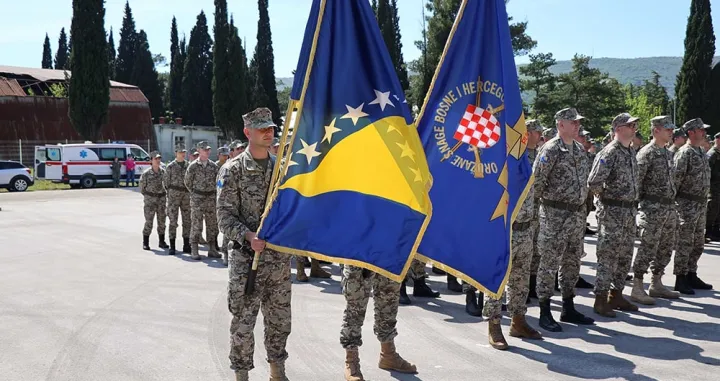 U vojarni ''Stanislav Baja Kraljević'' u Rodoču održana je središnja svečanost povodom obilježavanja 32. obljetnice utemeljenja Hrvatskog vijeća obrane (HVO) i 19. obljetnice utemeljenja 1. pješačke (gardijske) pukovnije Oružanih snaga (OS) BiH.(Foto FENA/Mario Obrdalj)/