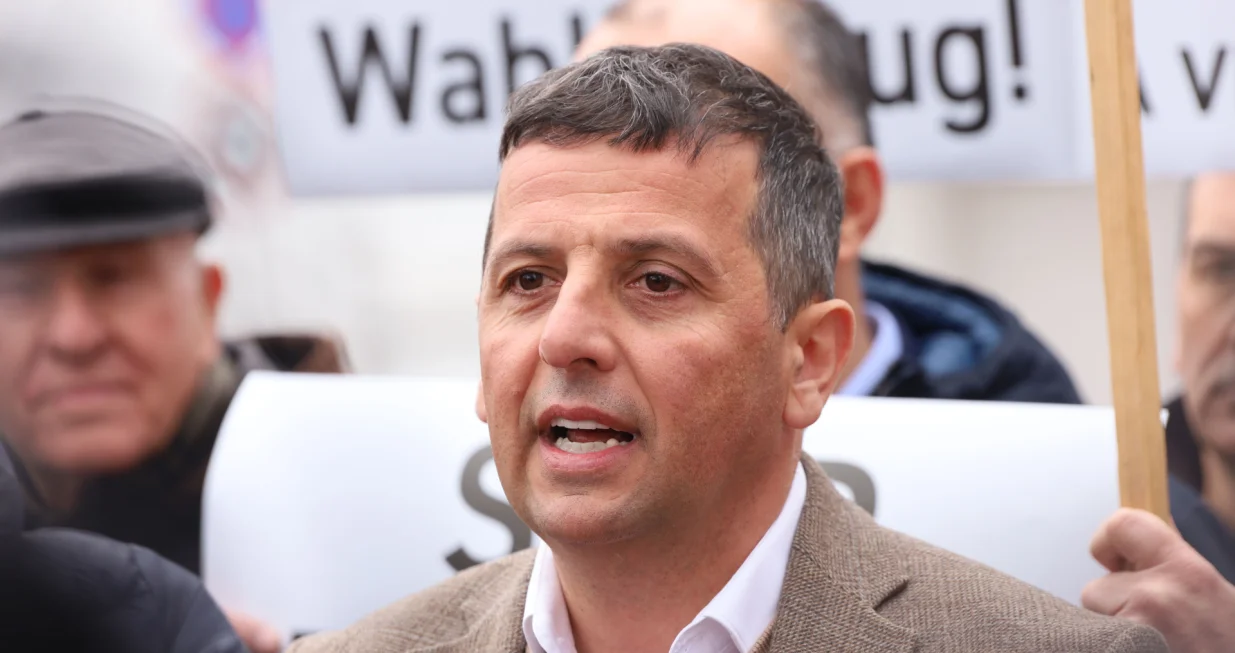 Poslanik u NSRS Nebojša Vukanović pres ispred ohr-a/Senad Gubelić