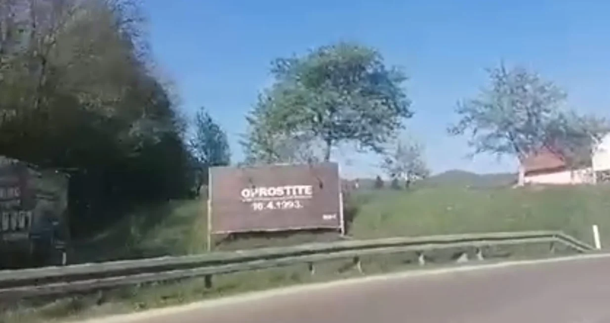 Plakat na ulazu u Ahmiće/ N1/