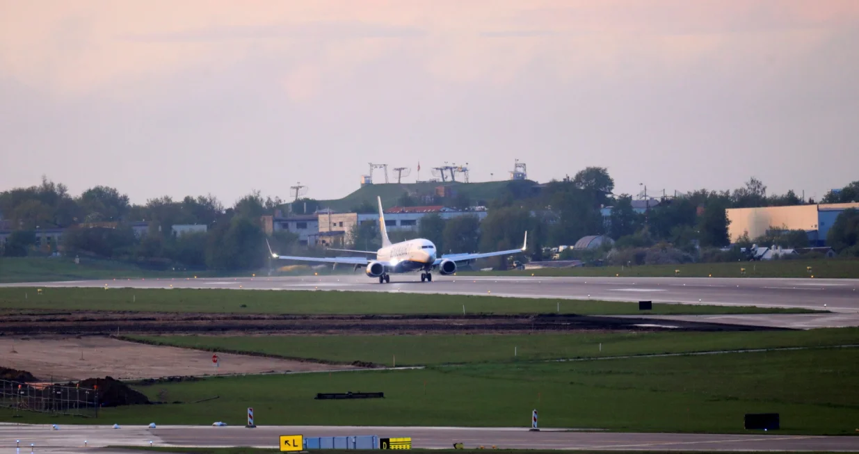epa09224276 A Ryanair Boeing 737-800 lands in the Vilnius International Airport, in Vilnius, Lithuania, 23 May 2021. As Ryanair spokeswoman said, 'the aircraft carrying scores of passengers from Athens to Vilnius was diverted to the Belarusian capital under the escort of a Mig-29 fighter jet after its crew was notified by authorities in Minsk of a 'potential security threat on board'. A Ryanair flight from Athens, Greece to Vilnius, Lithuania, with Belarus' opposition journalist Roman Protasevich onboard, has been diverted and forced to land in Minsk on 23 May 2021, after alleged bomb threat. Protasevich was detained by Belarusian Police after landing, as Belarusian Human Rights Center 'Viasna' reports and Lithuanian President Gitanas Nauseda demanded immediate release of Protasevich. EPA/STRINGER/Stringer