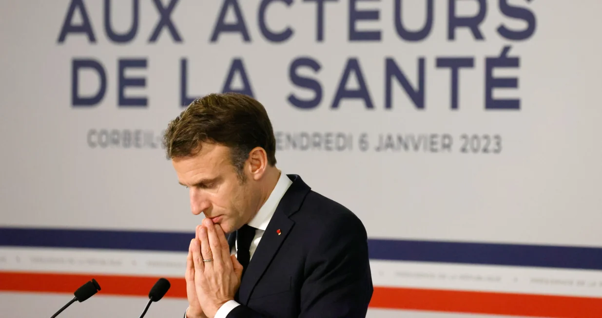 epa10392127 France's President Emmanuel Macron gestures as he addresses his New Year wishes to health care workers at the Centre Hospitalier Sud Francilien Hospital in the southern Paris suburban city of Corbeil-Essonnes, France, 06 January 2023. EPA/LUDOVIC MARIN/POOL MAXPPP OUT/Ludovic Marin/Pool