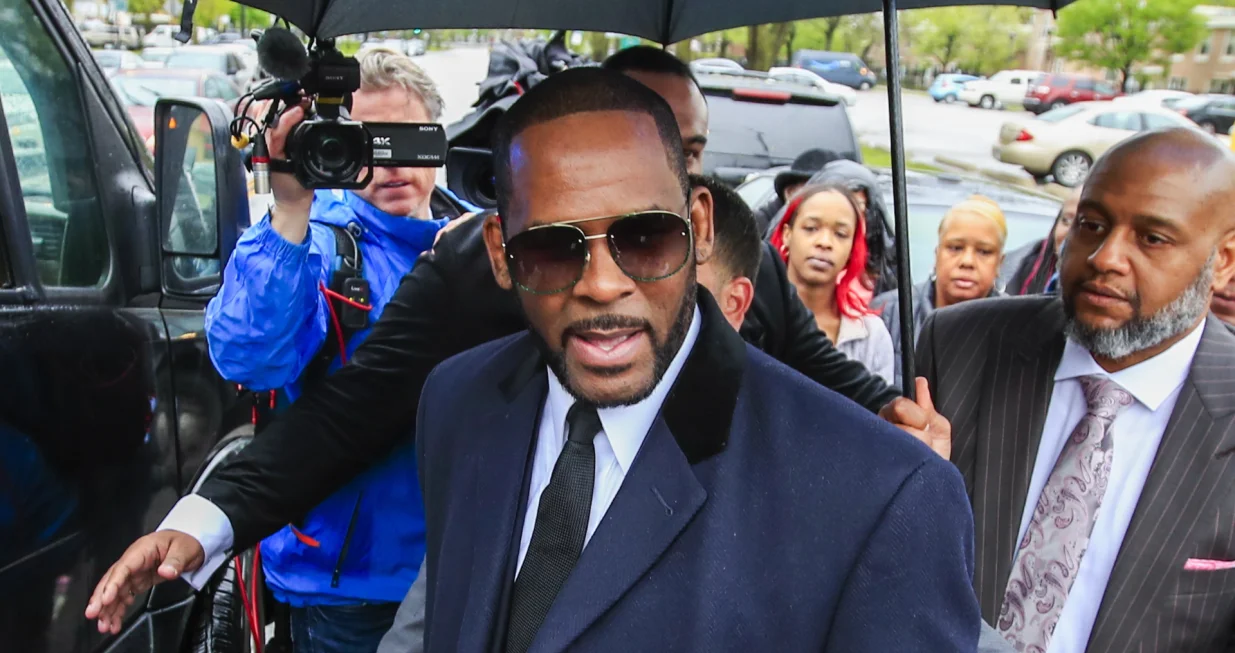 epa09492087 (FILE) - US R&B singer R. Kelly approaches his vehicles as he leaves court at the Leighton Criminal Courts building after a status hearing on his sexual assault charges in Chicago, Illinois, USA, 07 May 2019 (reissued 27 September 2021). R. Kelly, whose full name is Robert Sylvester Kelly, has been found guilty of racketeering and sex trafficking charges by a US jury on 27 September 2021. EPA/TANNEN MAURY *** Local Caption *** 55175284/Tannen Maury