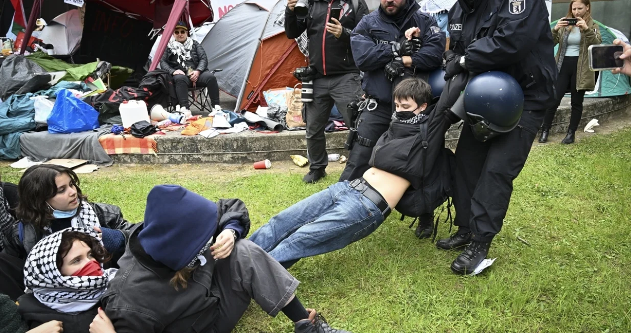 Berlinska policija intervenisala je nakon što je više od 100 studenata postavilo kamp u kampusu Slobodnog univerziteta u Berlinu u utorak u znak protesta protiv izraelskog rata u Gazi/Anadolija