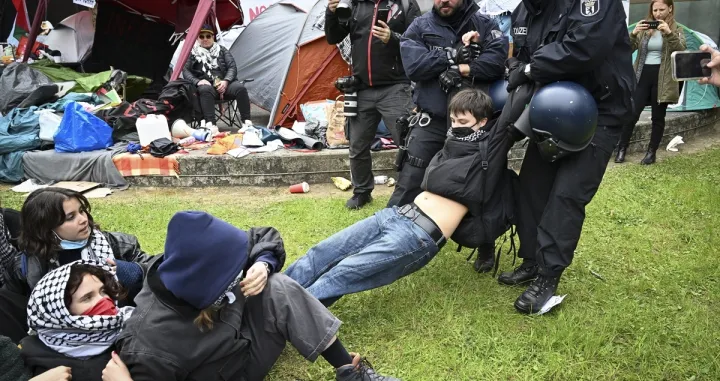 Berlinska policija intervenisala je nakon što je više od 100 studenata postavilo kamp u kampusu Slobodnog univerziteta u Berlinu u utorak u znak protesta protiv izraelskog rata u Gazi/Anadolija