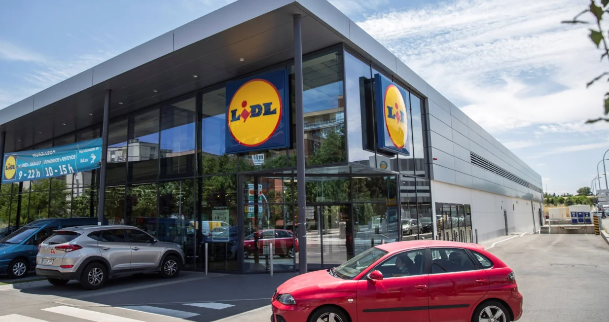 epa08464946 A costumer arrives on board a car at a supermarket chain Lidl's supermarket in Madrid, Spain, 04 June 2020. The Lidl workers called a one-day national strike to improve their working conditions and protest for their working situation and crisis caused by COVID-19. EPA/Rodrigo Jimenez/Rodrigo Jimenez