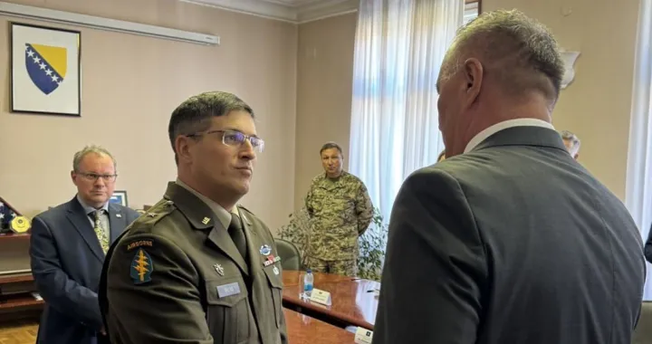 Ministar odbrane BiH Zukan Helez sa zamjenikom Aleksandrom Goganovićem primio je u nastupnu posjetu brigadnog generala Matthewa Valasa i opro&scaron;tajnu posjetu dosada&scaron;nju komandanticu NATO &Scaron;taba Sarajevo brigadnog generala Pamelu McGaha/Mobih