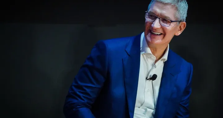 epa10213833 Apple Chief Executive Officer (CEO) Tim Cook attends a meeting with students ofthe Apple Academy in San Giovanni a Teduccio in Naples, Italy, 29 September 2022. EPA/CESARE ABBATE/Cesare Abbate