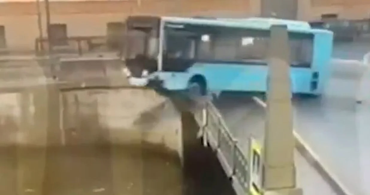 Vozač autobusa je uhapšen/Screenshot/