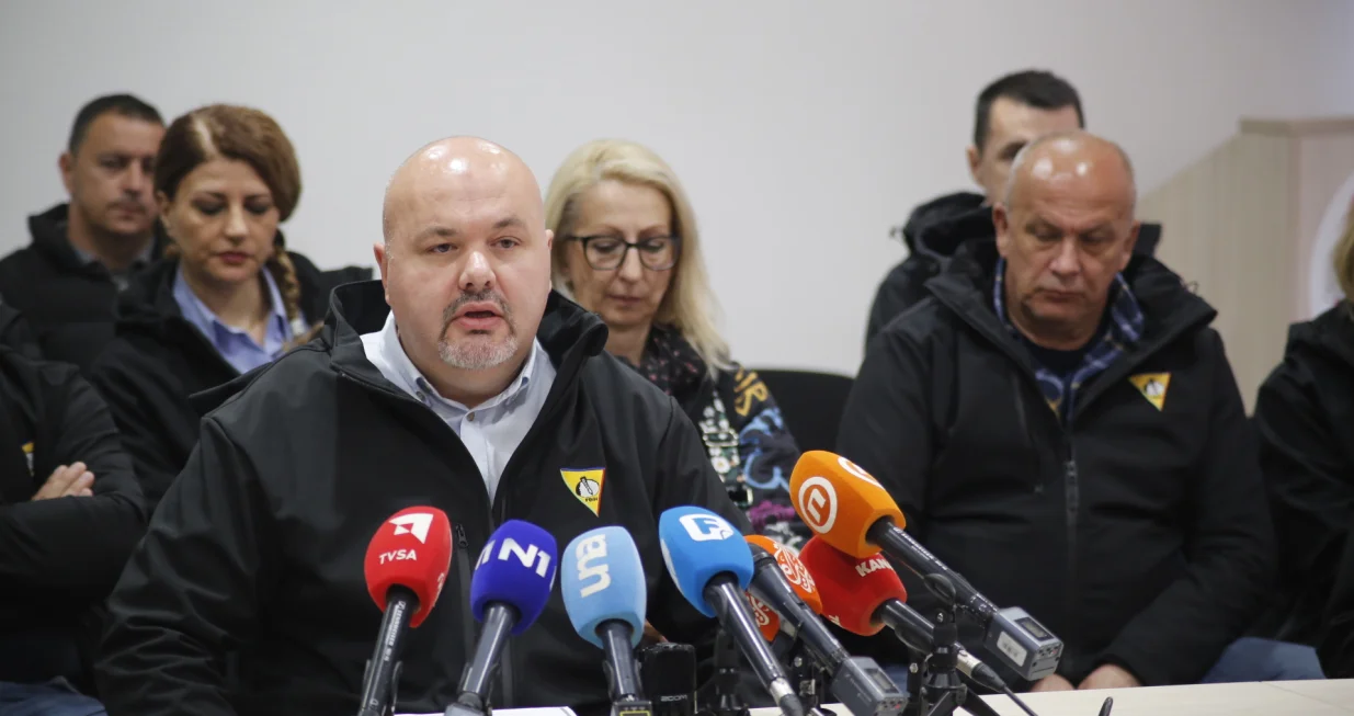 Obraćanje Saudina Sivre predsjednika samostalnog sindikata osnovnog obrazovanja i odgoja Federacije Kantona Sarajevo medijama u Domu Sindikata/Damir Deljo