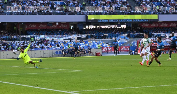 epa10273087 Napoli's midfielder Khvicha Kvaratskhelia (R) scores the team's third goal in the Italian Serie A soccer match SSC Napoli vs US Sassuolo at Diego Armando Maradona stadium in Naples, Italy, 29 October 2022. EPA/CIRO FUSCO