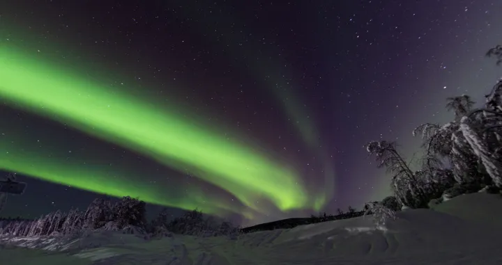 epaselect epa10376889 Northern Lights (Aurora Borealis) illuminate the sky over Fairbanks, Alaska, USA, 21 December 2022 (issued 22 December 2022). The Northern Lights are best seen in Alaska between August 21 to April 21. EPA/KHALID ELFIQI/Khalid Elfiqi