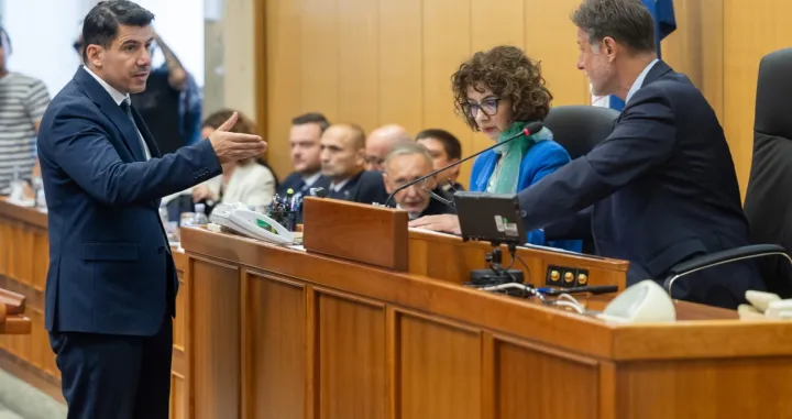 Zagreb, 17.05.2024. - Sjednica Hrvatskog sabora nastavljena je raspravom o novoj Vladi RH. Mandatar za sastavljanje nove Vlade i predsjednik HDZ-a Andrej Plenković predstavio je članove nove Vlade.Na fotografiji Nikola Grmoja, Gordan Jandroković.foto HINA/ Edvard ŠUŠAK/ es/