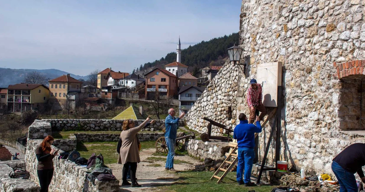 Dva sunčana sata uklesana su na kamenoj ploči koja je postavljena na tvrđavu Stari grad u Travniku/Ug Smart Media