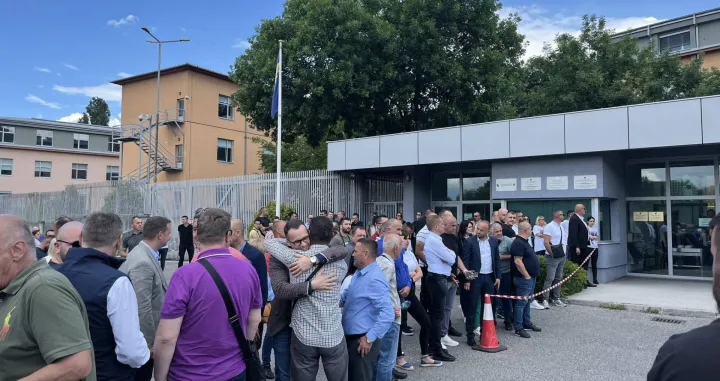 Suđenje Miloradu Dodiku, pristalice se okupljaju ispred Suda BiH/Dženisa Zukančić