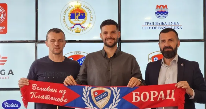 Nikola Pejović (u sredini)