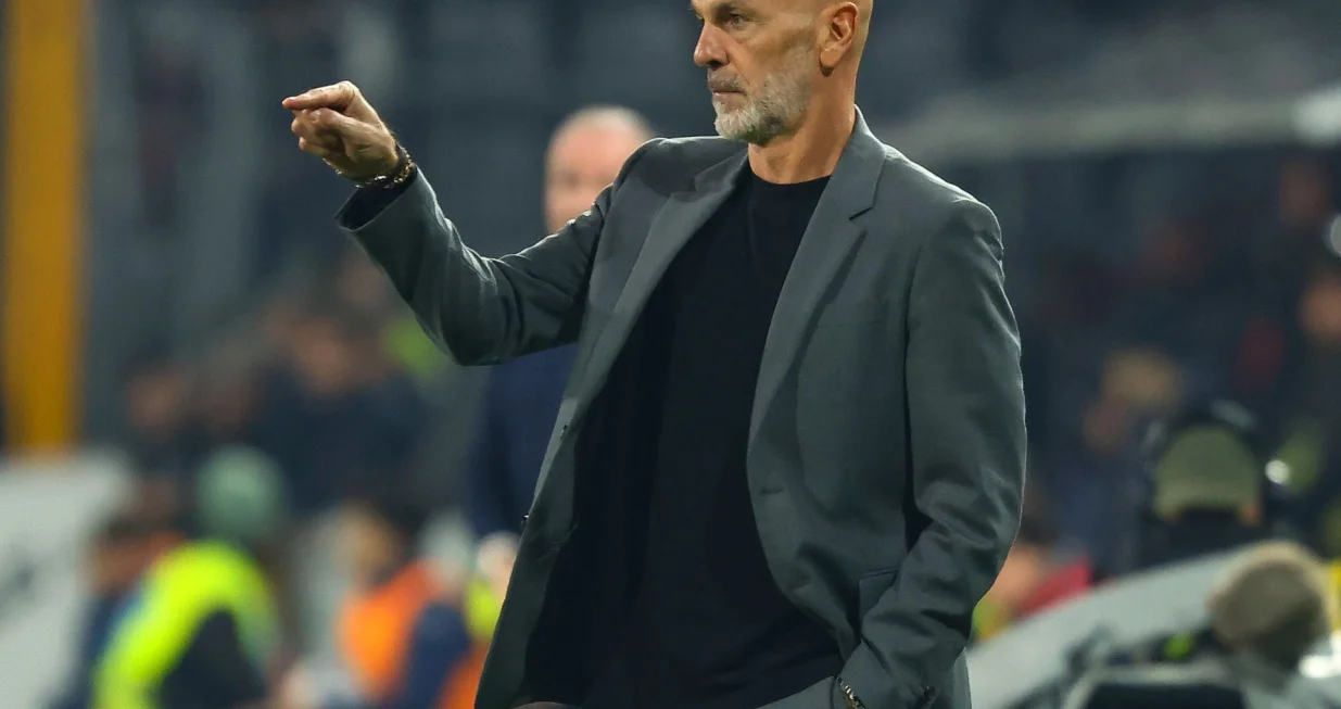 epa10294599 Milan's head coach Stefano Pioli gestures during the Italian Serie A soccer match US Cremonese vs AC Milan in Cremona, Italy, 08 November 2022. EPA/SIMONE VENEZIA