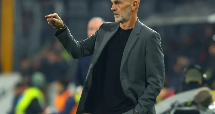 epa10294599 Milan's head coach Stefano Pioli gestures during the Italian Serie A soccer match US Cremonese vs AC Milan in Cremona, Italy, 08 November 2022. EPA/SIMONE VENEZIA