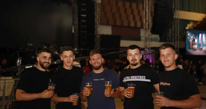 Osmijesi i dobro pivo u dvorani Mirza Delibašić/ Damir Deljo/