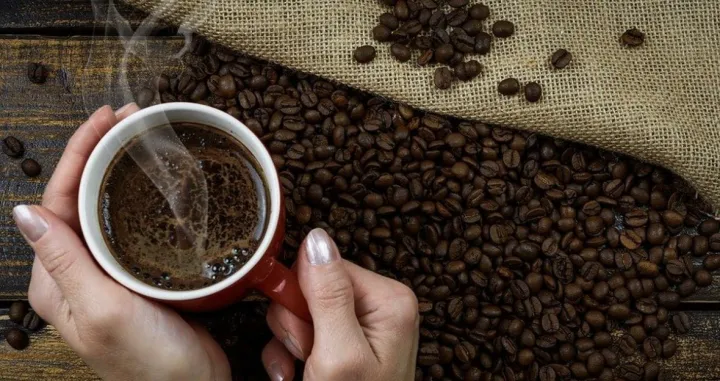 ispijanje kafe/