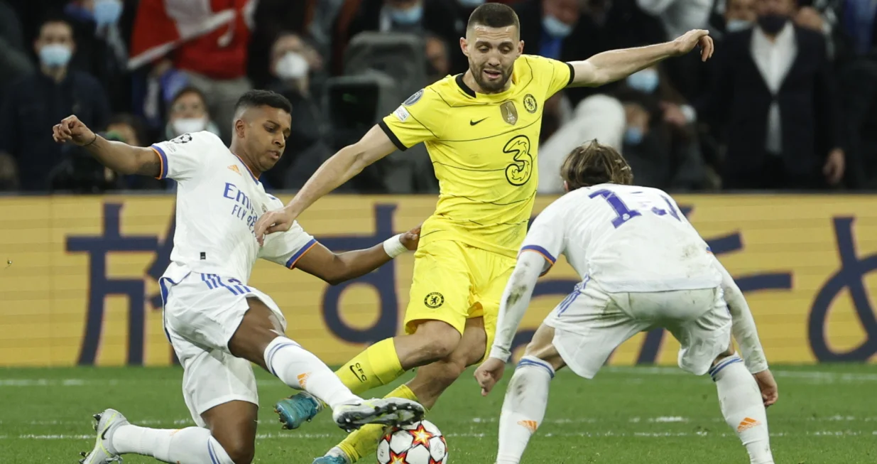 epa09887126 Real Madrid's striker Rodrygo Goes (L) and midfielder Luka Modric (R) in action against Chelsea's midfielder Mateo Kovacic (C) during the UEFA Champions League quarter final second leg soccer match between Real Madrid and Chelsea held at Santiago Bernabeu Stadium, in Madrid, Spain, 12 April 2022. EPA/Rodrigo Jimenez