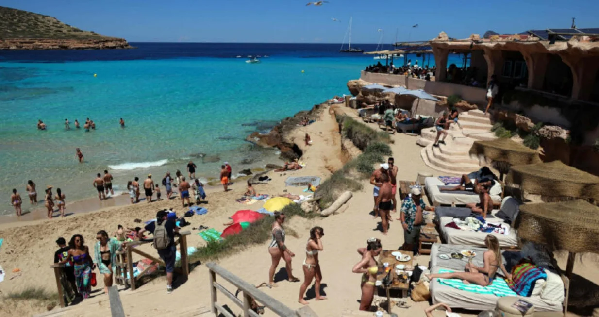 Gradić od 12.500 ljudi puca po &scaron;avovima/