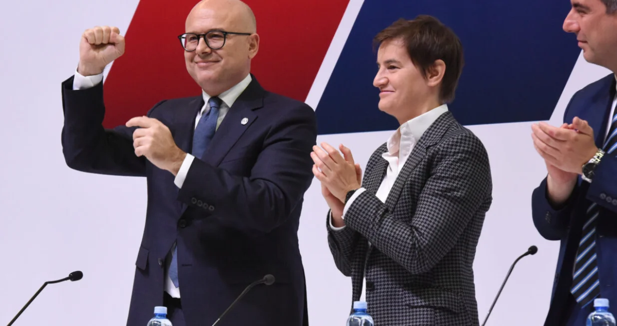 Kragujevac, 27. maja 2023 - Predsednik Srpske napredne stranke (SNS) Aleksandar Vučić predloio je danas na vanrednoj skuptini stranke u Kragujevcu za svog naslednika Miloa Vučevića. Na fotografiji Milo Vučević, Ana Brnabić, Vladimir Orlić. FOTO TANJUG/ NEBOJA RAUS/bs/Neboja Raus