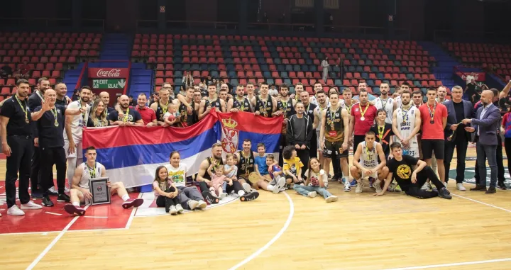 Košarkaši Igokee uz zastave RS-a i Srbije