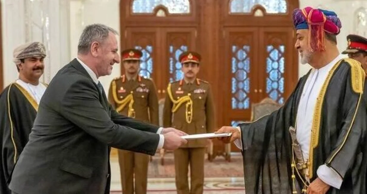 Ambasador Čolić predaje akreditive omanskom sultanu/IGES/