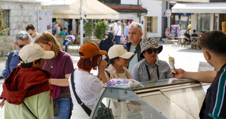 Turisti iz Azije kupuju sladoled na Baščaršiji/Damir Deljo