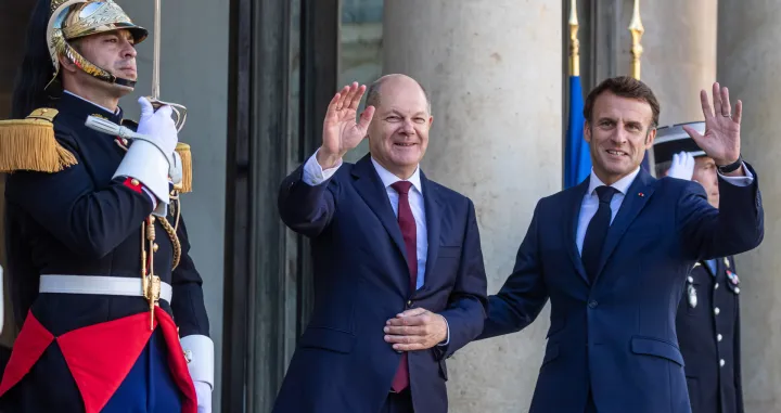 epa10266798 French President Emmanuel Macron (R) welcomes Chancellor of Germany Olaf Scholz (L) at Elysee Palace before their work lunch in Paris, France, 26 October 2022. EPA/CHRISTOPHE PETIT TESSON/Christophe Petit Tesson