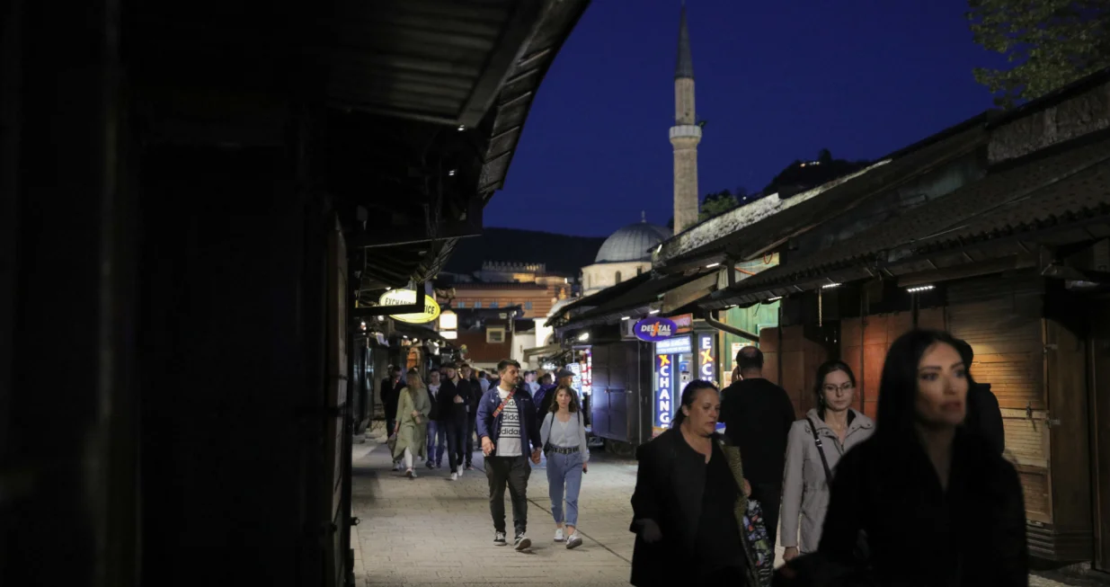 Sarajevo, Bosna i Hercegovina - 06. maj 2021: Ulice Sarajeva, glavnog grada Bosne i Hercegovine, nakon pomjeranja policijskog sata, uvedenog u cilju suzbijanja širenja novog koronavirusa, večeras su bile pune građana. (Elman Omic - Anadolu Agency)/Elman Omic