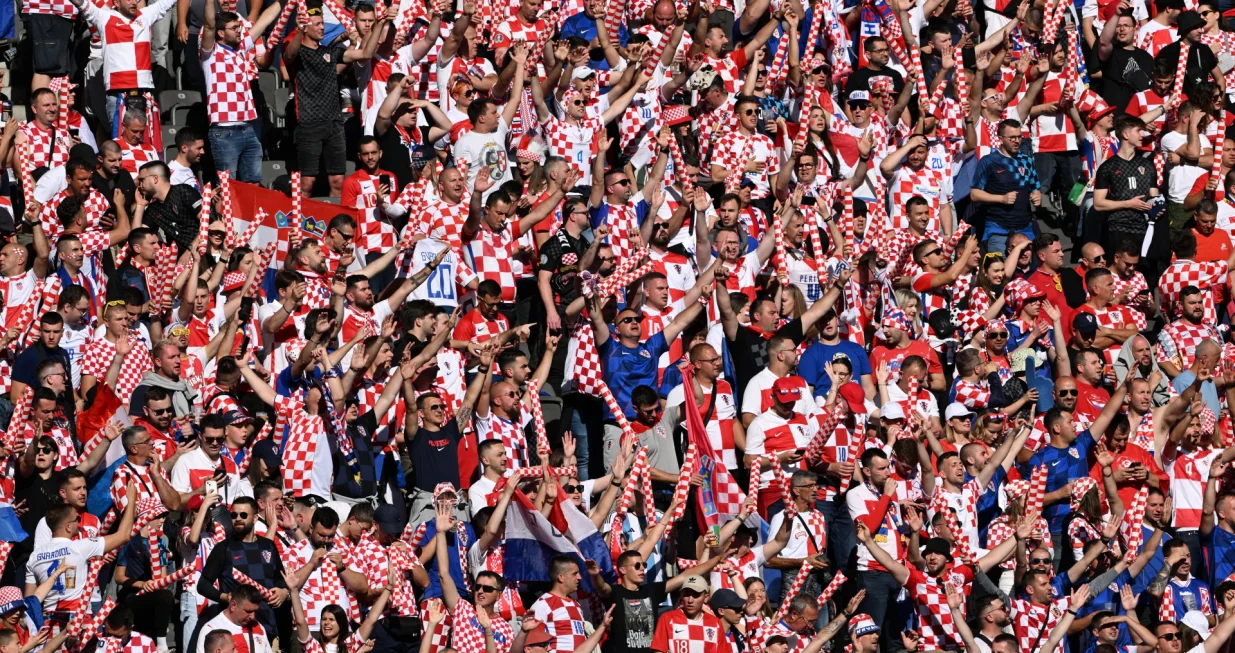 Berlin, Njemačka - 15. jun 2024: Hrvatski navijači skandiraju tokom fudbalske utakmice Grupe B Evropskog prvenstva 2024. između Španije i Hrvatske na Olimpijskom stadionu u Berlinu. (Halil Sağırkaya - Anadolu Agency)Navijači Hrvatske