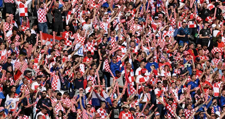 Berlin, Njemačka - 15. jun 2024: Hrvatski navijači skandiraju tokom fudbalske utakmice Grupe B Evropskog prvenstva 2024. između Španije i Hrvatske na Olimpijskom stadionu u Berlinu. (Halil Sağırkaya - Anadolu Agency)Navijači Hrvatske