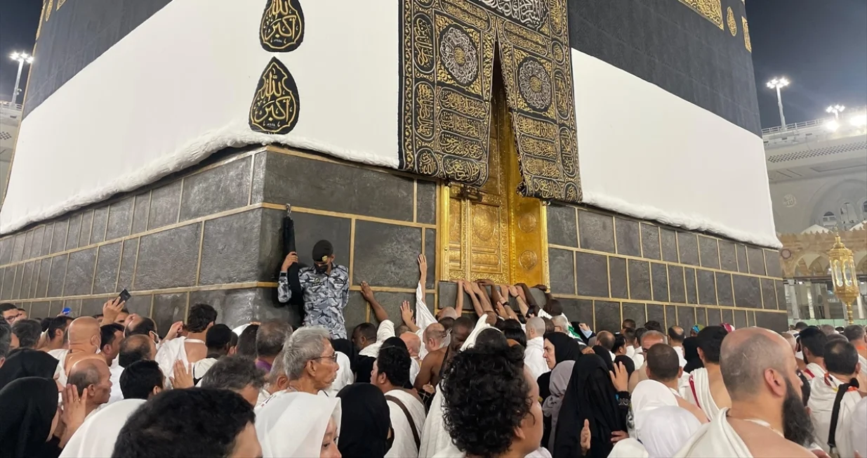 Vi&scaron;e od dva miliona muslimana, koji trenutno borave na svetim mjestima u Saudijskoj Arabiji povodom obreda hadža, upotpunili su svoje obrede i zvanično postali hadžije/Anadolija