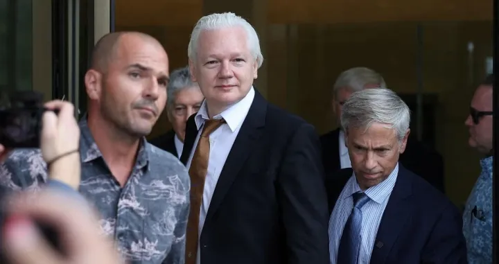Julian Assange/X/