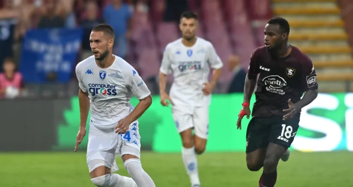 epa10162236 Empoli's Marko Pjaca (L) in action during the Italian Serie A soccer match US Salernitana vs Empoli FC at the Arechi stadium in Salerno, Italy, 05 September 2022. EPA/MASSIMO PICA