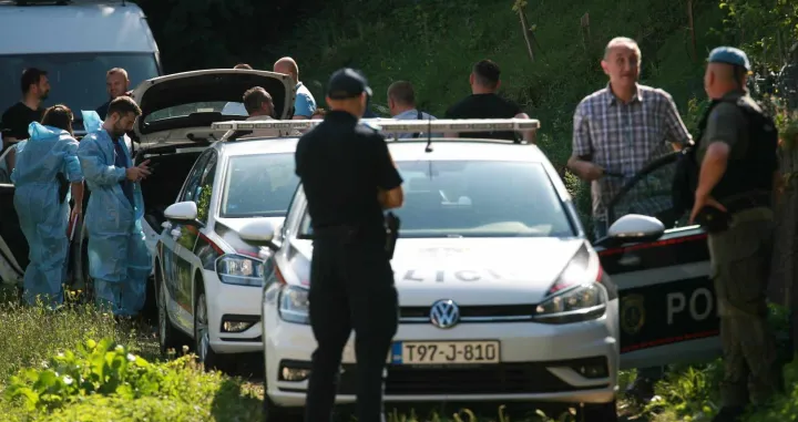 Istražitelji, policija i komšije na mjestu tragedije/Demir Deljo/