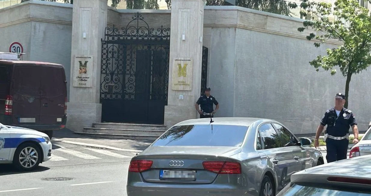 Policija ispred ambasade/Telegraf.rs/