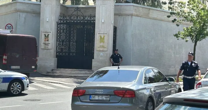 Policija ispred ambasade/Telegraf.rs/
