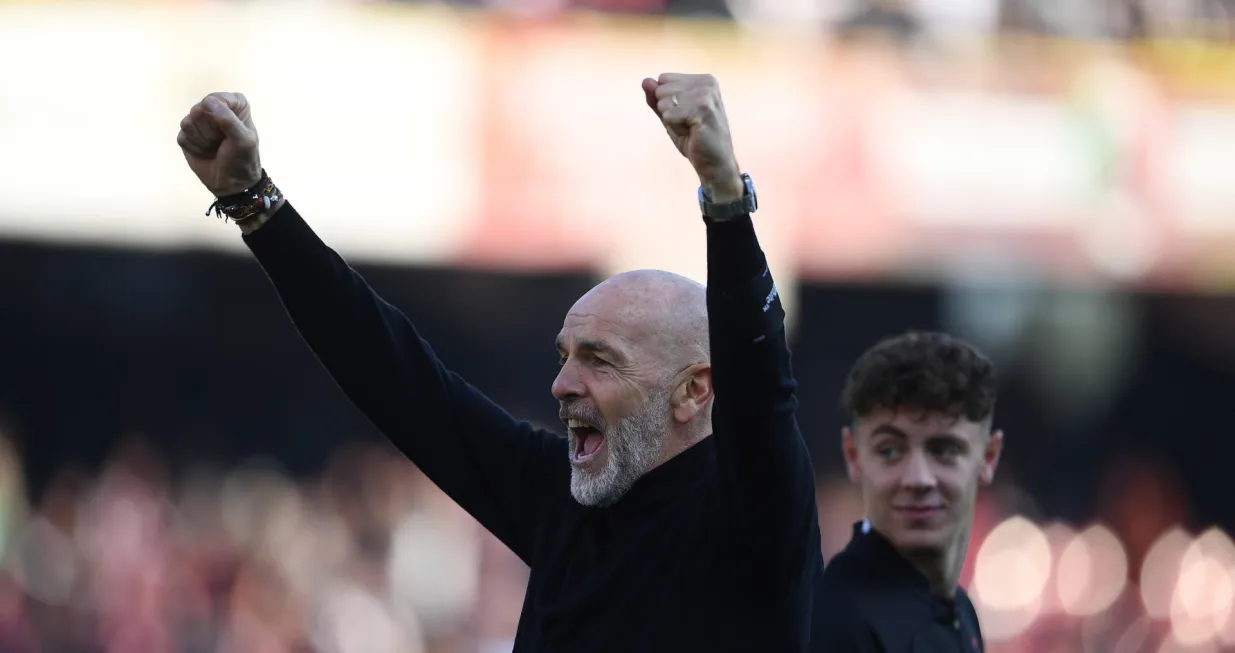 epa10388964 Milan's head coach Stefano Pioli celebrates their win after the Italian Serie A soccer match between US Salernitana and AC Milan at the Arechi stadium in Salerno, Italy, 04 January 2023. EPA/MASSIMO PICA