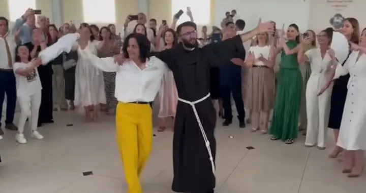 Sveštenik iz BiH, Mostar, zaredio se/PrtSc/