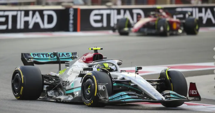 epa10316365 British Formula One driver Lewis Hamilton of Mercedes-AMG Petronas in action during the Formula One Abu Dhabi Grand Prix at Yas Marina Circuit in Abu Dhabi, United Arab Emirates, 20 November 2022. EPA/ALI HAIDER