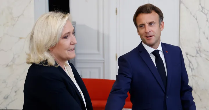 epa10025918 French far-right Rassemblement National (RN) leader and Member of Parliament Marine Le Pen (L) shakes hands with France's President Emmanuel Macron (R) after talks at the presidential Elysee Palace in Paris, France, 21 June 2022, two days after France's legislative elections. France's President Emmanuel Macron hosts political party chiefs in a bid to break the impasse created by the failure of his coalition to win a majority in parliamentary elections. EPA/LUDOVIC MARIN/POOL MAXPPP OUT/Ludovic Marin/Pool