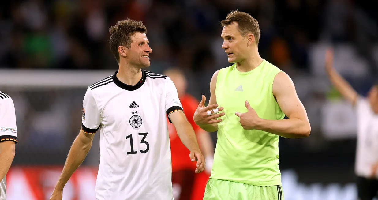 epa10001124 Germany's Thomas Muller (L) and goalkeeper Manuel Neuer (R) react after the UEFA Nations League soccer match between Germany and England in Munich, Germany, 07 June 2022. EPA/Ronald Wittek