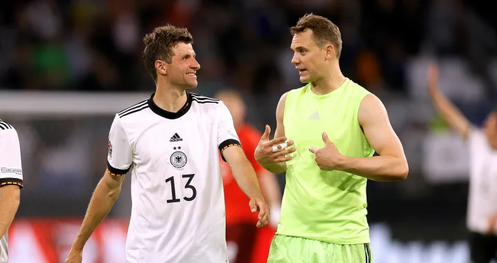 epa10001124 Germany's Thomas Muller (L) and goalkeeper Manuel Neuer (R) react after the UEFA Nations League soccer match between Germany and England in Munich, Germany, 07 June 2022. EPA/Ronald Wittek